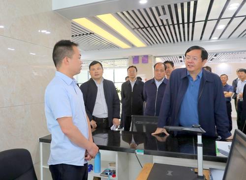 师市领导参观政务服务中心