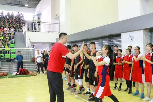 杜锋与小球迷击掌
