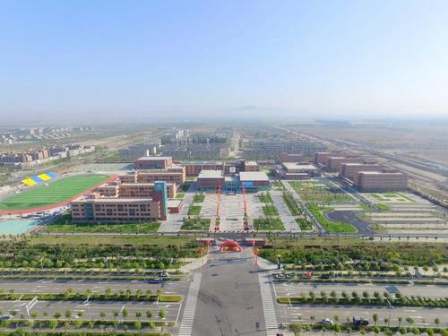 鸟瞰可克达拉镇江高级中学（资料图片）   朱远乐  摄