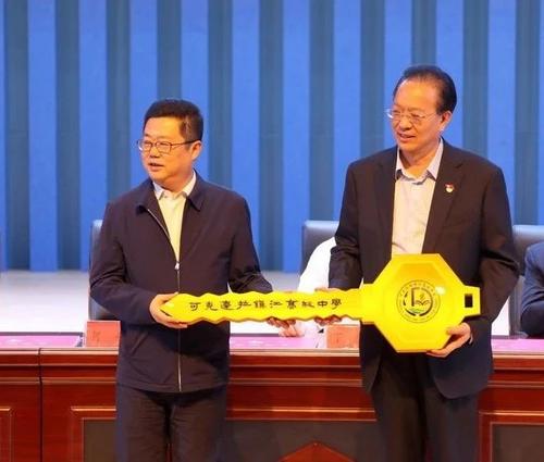 交付可克达拉镇江高级中学“钥匙”（资料图片）  朱远乐  摄