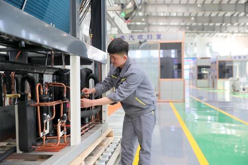 兵团分区新疆昆晟同方人工环境有限公司工人正在检测产品