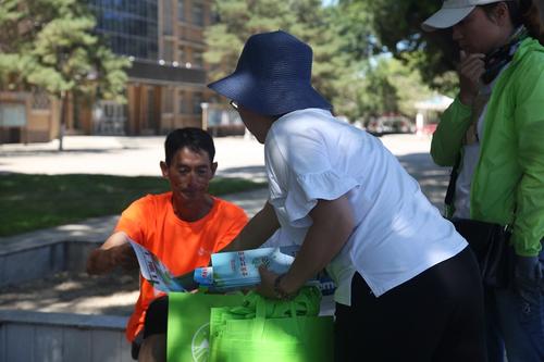 师市自然资源和规划局干部走上街头分发宣传手册并讲解相关知识