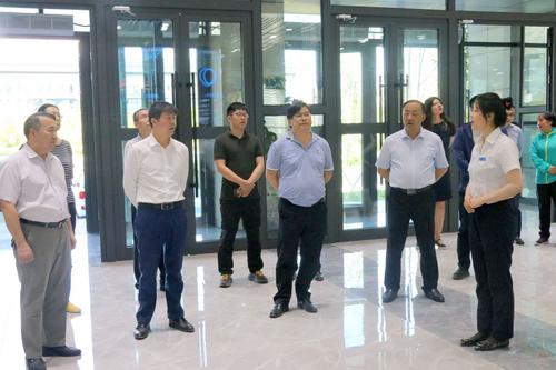 调研组一行在可克达拉市政务服务中心实地调研