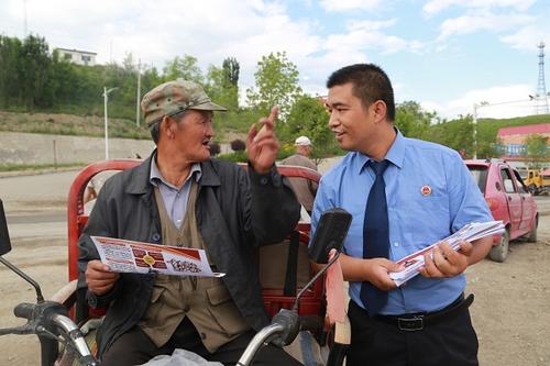 公诉科负责人、扫黑办主任罗江川解答群众咨询