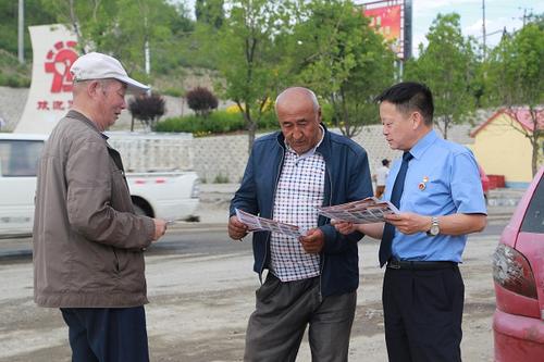 民行科李晓义科长向群众宣传举报政策及方式