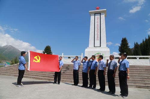 伊宁垦区检察院干警在纪念碑下重温入党誓词