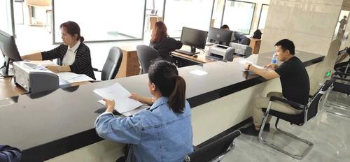 市民在服务窗口咨询业务   李颖  摄