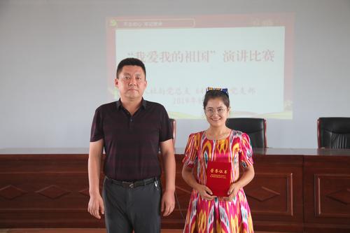 党总支副书记、劳动保障监察支队支队长李彦为获得一等奖的选手颁奖