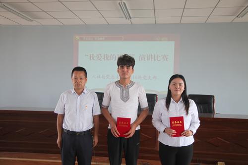 职业技能鉴定中心主任商军为获得二等奖的选手颁奖