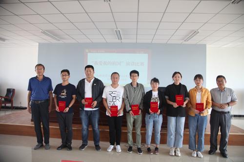 师社保局副局长罗永江、64团16连党支部书记杜斌为获得鼓励奖的选手颁奖