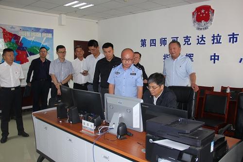 李敬鹉主任在指挥中心进行功能演示