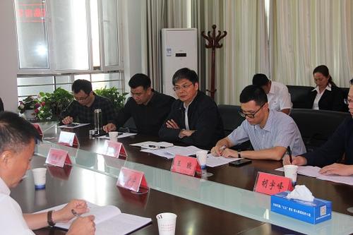 李敬鹉在座谈会上讲话