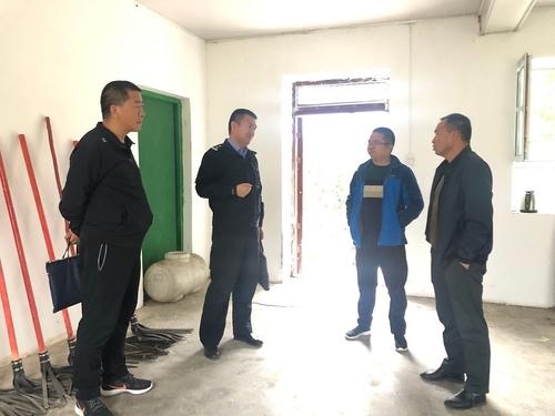 检查组一行查看74团防火物资储备情况
