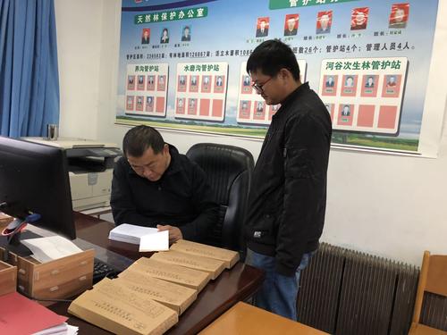检查组一行查阅74团天保工程财务台账