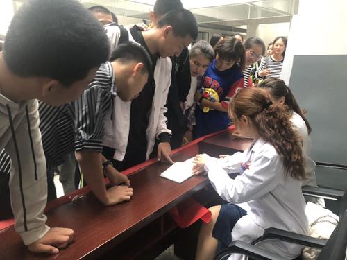 师医院医生为学生义诊