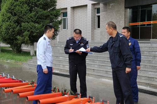 伊犁森林消防支队与师市森林公安局代表签订防灭火机具移交清单