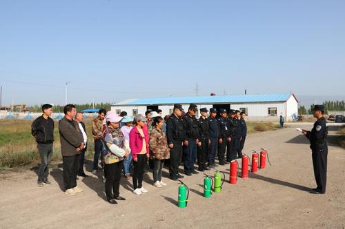 民警在消防演练开始前对灭火器材使用进行讲解