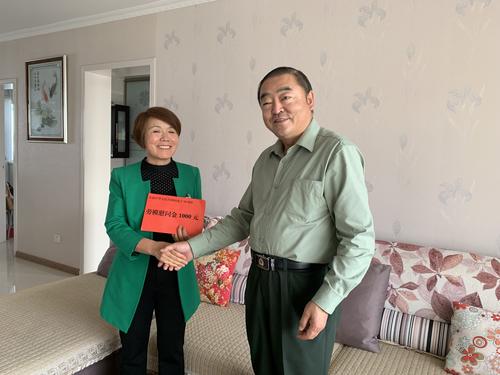 2019年9月28日70团政委张文军同志慰问兵团劳模胡霞丽