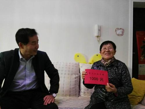 铁厂沟社区领导看望慰问兵团劳模