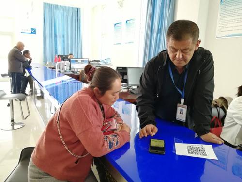 工作人员挂牌上岗