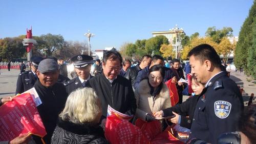 第四师森林公安局局长卢强同民警一起为群众发放防火知识宣传资料