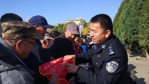 第四师森林公安局局长卢强为群众讲解防火知识