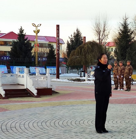 2019年12月2日，在76团文化广场司法所所长丁素芳“组织开展宪法晨读”和“国旗下讲宪法”活动