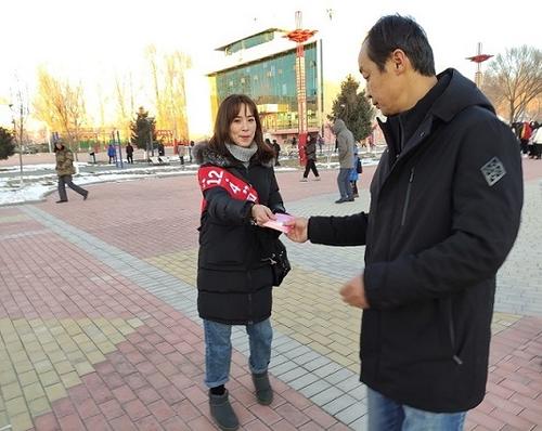 2019年12月2日，76团普法宣传员在团文化广场发放宪法宣传资料 (2)