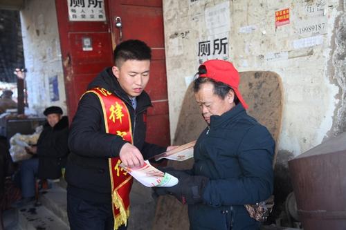 师市自然资源和规划局干部向群众发放宣传材料并详细讲解