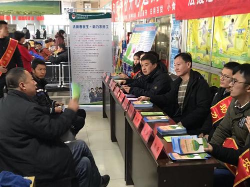 活动现场资深法律人员对群众提问进行解答