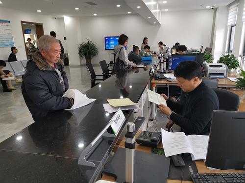 师市自然资源和规划局副调研员刘新宽受理不动产登记业务