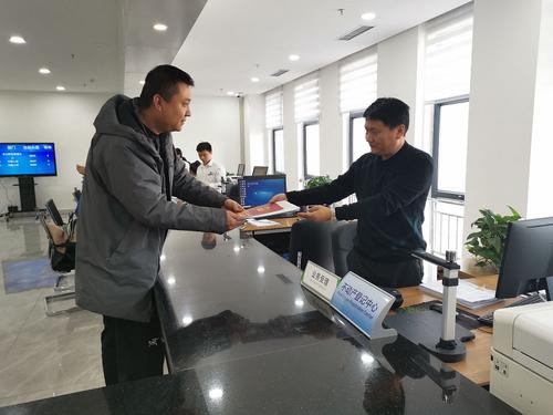 师市自然资源和规划局副调研员刘新宽为群众发证