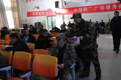 宣传活动现场，派出所民警为职工群众发放宣传材料