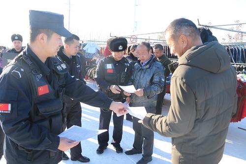小麻扎森林公安派出所民警为群众发放宣传资料