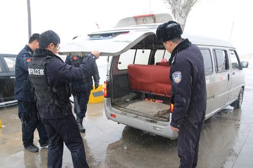 民警检查过往车辆
