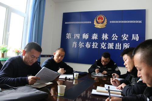 卢强局长在座谈会上传达四师公安局年终工作总结会议精神