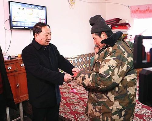 师市残联为残疾人发放慰问金