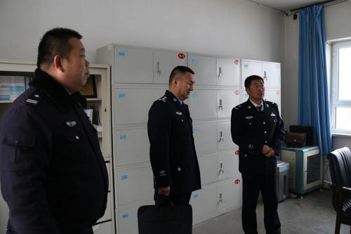 第四师公安局党委委员韩强副局长、森林公安局卢强局长查看民警办公区和民警食堂、宿舍。