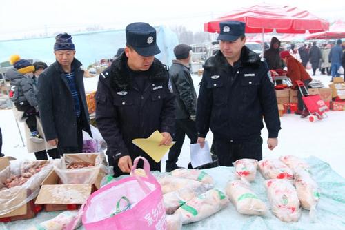 肖尔布拉克森林公安派出所民警检查农贸集市摊点