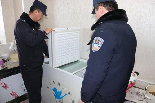 肖尔布拉克森林公安派出所民警检查辖区农家乐