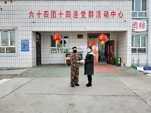 工作队员马振武率先主动向64团14连全体一线奋战工作人员捐款500元