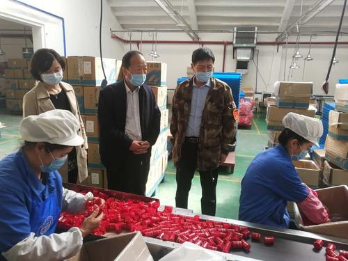 人大常委会党组成员、副主任蒙立明、徐凤珍在新疆军鹏制盖有限公司生产车间走访