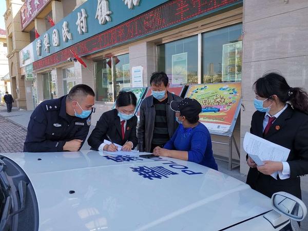 在车前开展调解
