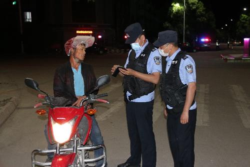 辅警向驾乘人员普及相关法律法规