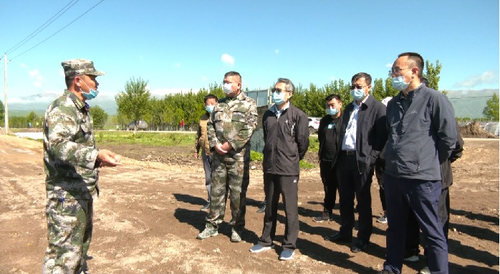 鞠元朝在项目现场了解项目建设情况