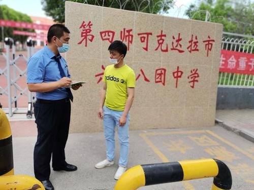 刑检部主任罗江川于六十八团中学德育主任严冬交流青少年法制教育工作