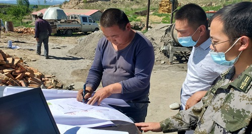 2执法人员在违建现场向罗某下达《责令停止违法行为通知书》