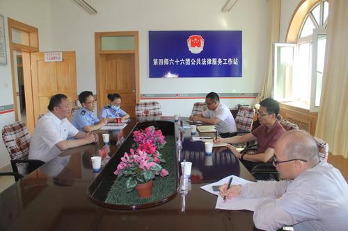 图为周磊副局长在四师66团司法所召开干警座谈会