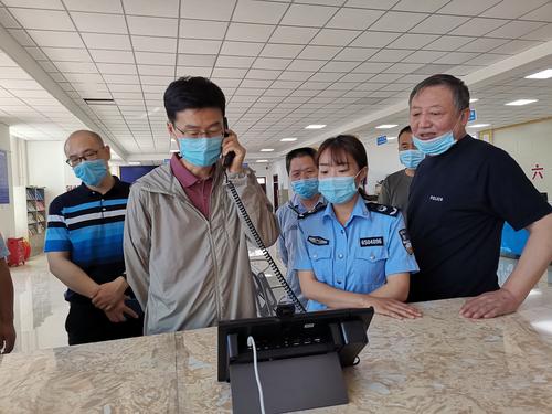 图为周磊副局长在四师69团公共法律服务中心通过智能终端视频连线值班律师进行法律咨询。