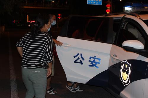 民警及时送群众就医